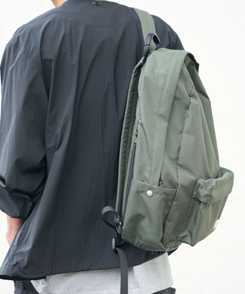 B:MING by BEAMS(ビーミングバイビームス)の「UNIVERSAL OVERALL x B:MING by BEAMS / 別注 デイパック(バックパック/リュック・メンズ・ブラック/オリーブ・FREE)」の10枚目の写真