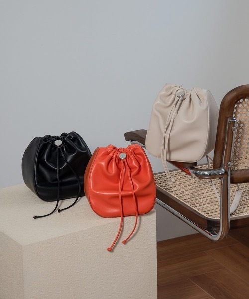 Amiur(エミレ)の「tteog purse bag(ハンドバッグ・レディース・ブラック/オレンジ/アイボリー・FREE)」の1枚目の写真