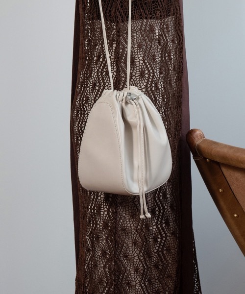 Amiur(エミレ)の「tteog purse bag(ハンドバッグ・レディース・ブラック/オレンジ/アイボリー・FREE)」の2枚目の写真