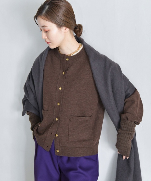 IENA（イエナ）の「CROSA クルーネックカーディガン（ニット/セーター・レディース・ベージュ/ブラウン・FREE）」の4枚目の写真