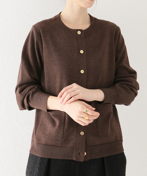 IENA（イエナ）の「CROSA クルーネックカーディガン（ニット/セーター・レディース・ベージュ/ブラウン・FREE）」の9枚目の写真