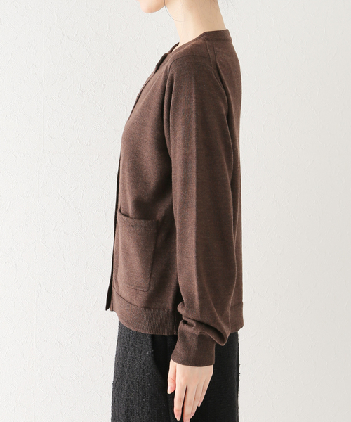 IENA（イエナ）の「CROSA クルーネックカーディガン（ニット/セーター・レディース・ベージュ/ブラウン・FREE）」の12枚目の写真