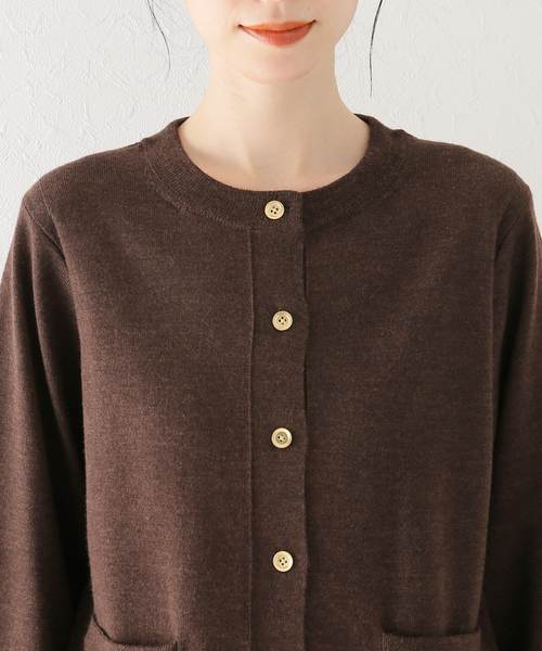 IENA（イエナ）の「CROSA クルーネックカーディガン（ニット/セーター・レディース・ベージュ/ブラウン・FREE）」の14枚目の写真