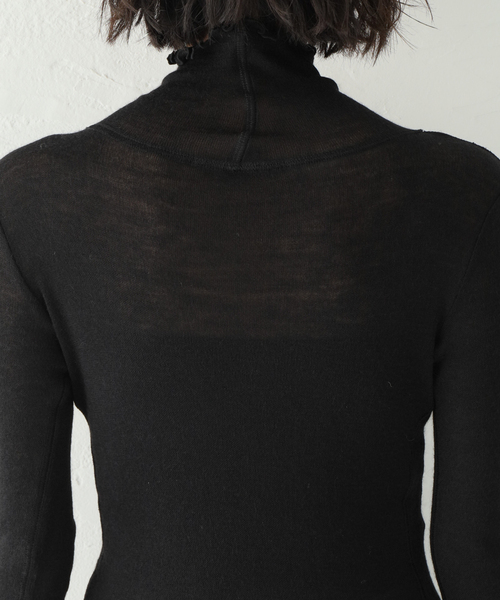 VERMEIL par iena(ヴェルメイユパーイエナ)の「【TOQUE/トック】針抜き スムス ハイネックプルオーバー(Tシャツ/カットソー・レディース・ブラック・FREE)」の4枚目の写真