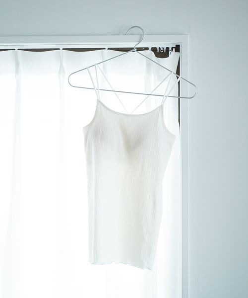 mysty woman（ミスティウーマン）の「カップツキインナーキャミ　183867（キャミソール・レディース・オフホワイト/ブラック/ライトベージュ・FREE）」の2枚目の写真