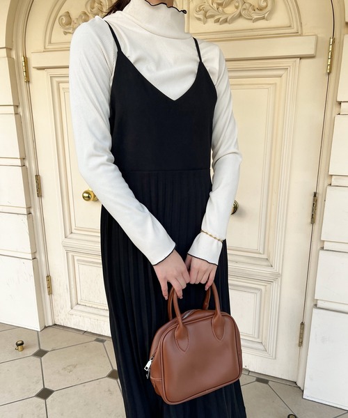 Lamoa(ラモア)の「Lamoa/プリーツ キャミワンピース(ワンピース・レディース・ブラック/ブラウン/ブルー・MEDIUM/LARGE)」の2枚目の写真