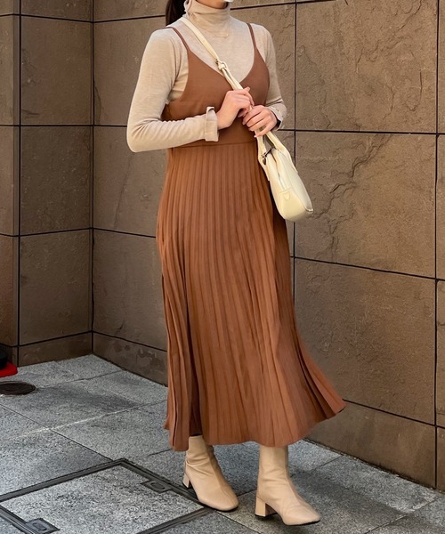 Lamoa(ラモア)の「Lamoa/プリーツ キャミワンピース(ワンピース・レディース・ブラック/ブラウン/ブルー・MEDIUM/LARGE)」の12枚目の写真