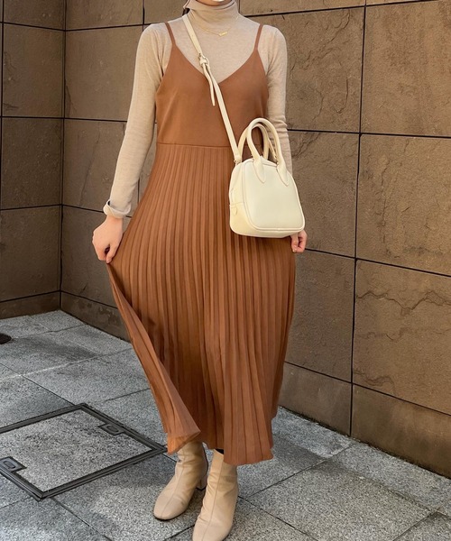 Lamoa(ラモア)の「Lamoa/プリーツ キャミワンピース(ワンピース・レディース・ブラック/ブラウン/ブルー・MEDIUM/LARGE)」の8枚目の写真