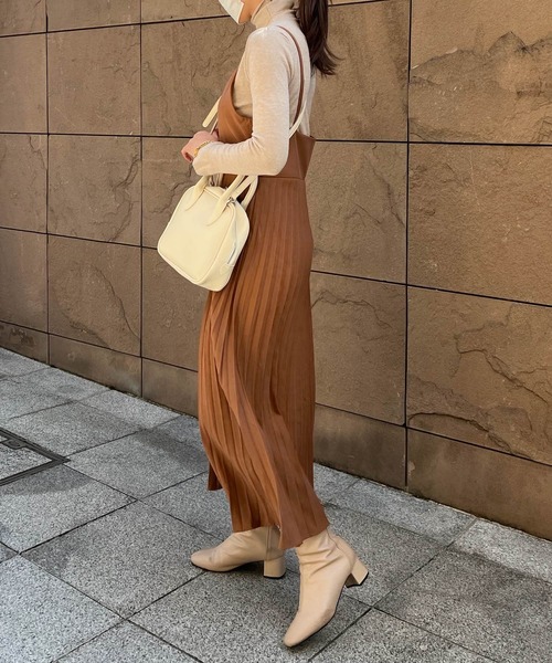 Lamoa(ラモア)の「Lamoa/プリーツ キャミワンピース(ワンピース・レディース・ブラック/ブラウン/ブルー・MEDIUM/LARGE)」の16枚目の写真