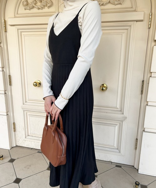 Lamoa(ラモア)の「Lamoa/プリーツ キャミワンピース(ワンピース・レディース・ブラック/ブラウン/ブルー・MEDIUM/LARGE)」の7枚目の写真