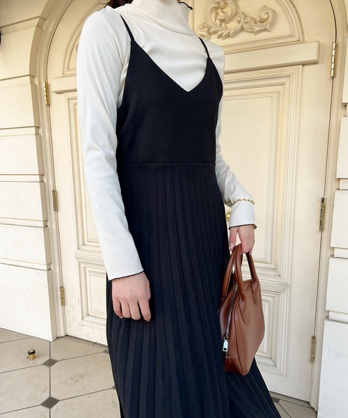 Lamoa(ラモア)の「Lamoa/プリーツ キャミワンピース(ワンピース・レディース・ブラック/ブラウン/ブルー・MEDIUM/LARGE)」の11枚目の写真