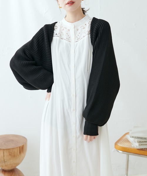 natural couture（ナチュラルクチュール）の「ショートボレロカーディガン（カーディガン/ボレロ・レディース・ライトベージュ/ベージュ/ブラック・FREE）」の2枚目の写真