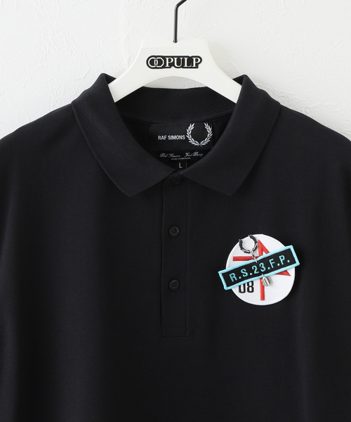 FRED PERRY×RAF SIMONS(フレッドペリーラフシモンズ)の「【RAFSIMONS × FREDPERRY】PATCHED ポロシャツ(ポロシャツ・メンズ・ブラック・SMALL/MEDIUM/LARGE)」の3枚目の写真