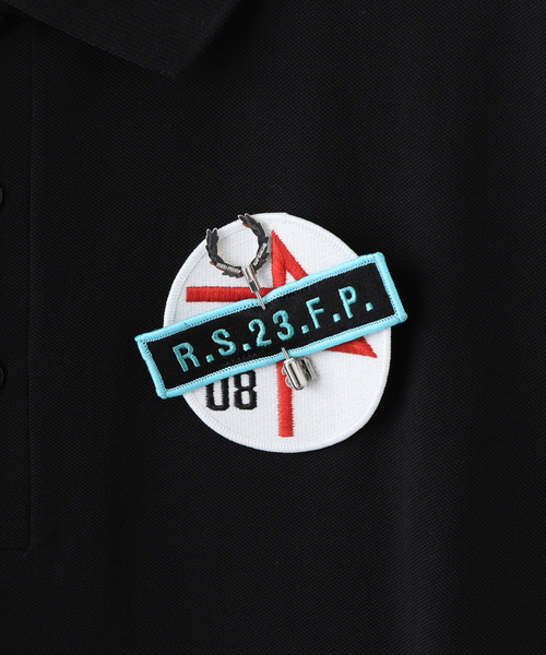 FRED PERRY×RAF SIMONS(フレッドペリーラフシモンズ)の「【RAFSIMONS × FREDPERRY】PATCHED ポロシャツ(ポロシャツ・メンズ・ブラック・SMALL/MEDIUM/LARGE)」の7枚目の写真