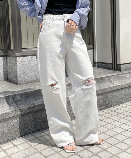 Chillfar（チルファー）の「ダメージワイドデニムパンツ（デニムパンツ・レディース・ライトブルー/ブラック/アイボリー/ブルー系/ブラック系/ホワイト系・MEDIUM/LARGE）」の3枚目の写真