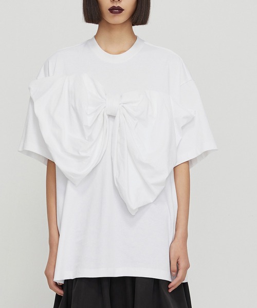 JNBY(ジェーエヌビーワイ)の「Bow-embellished Cotton T-shirt(Tシャツ/カットソー・レディース・ブラック/ホワイト・36/38/40)」の1枚目の写真