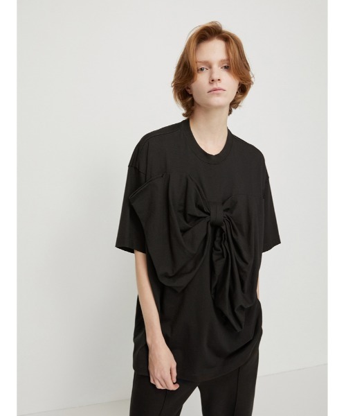 JNBY(ジェーエヌビーワイ)の「Bow-embellished Cotton T-shirt(Tシャツ/カットソー・レディース・ブラック/ホワイト・36/38/40)」の2枚目の写真