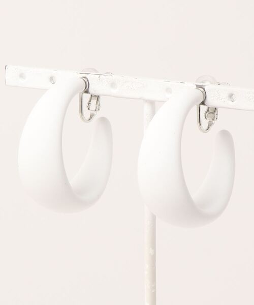 Fun & Daily(ファンアンドデイリー)の「F&D : カラーカールイヤリング(イヤリング・レディース・ホワイト/ブラック/ピンク/オレンジ/ブルー/パープル/レッド/ブルーグリーン・FREE)」の1枚目の写真