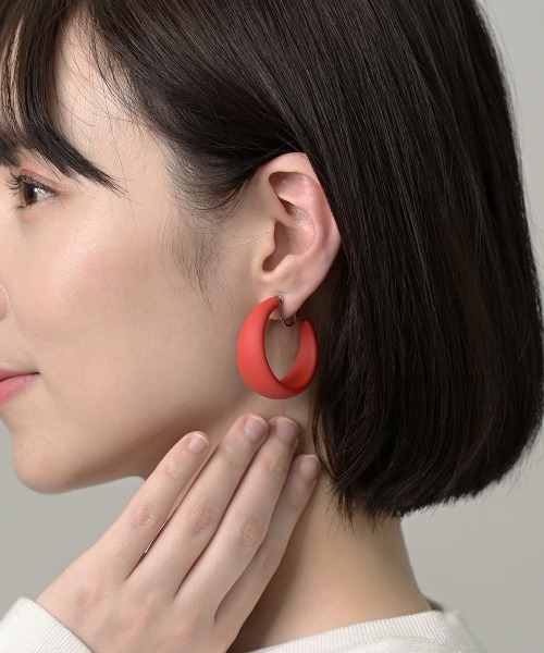 Fun & Daily(ファンアンドデイリー)の「F&D : カラーカールイヤリング(イヤリング・レディース・ホワイト/ブラック/ピンク/オレンジ/ブルー/パープル/レッド/ブルーグリーン・FREE)」の7枚目の写真