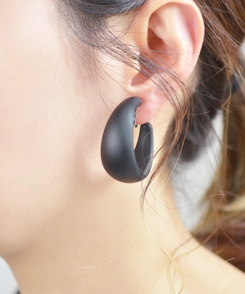 Fun & Daily(ファンアンドデイリー)の「F&D : カラーカールイヤリング(イヤリング・レディース・ホワイト/ブラック/ピンク/オレンジ/ブルー/パープル/レッド/ブルーグリーン・FREE)」の2枚目の写真