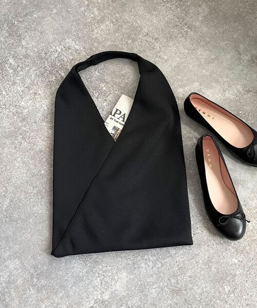 fredy emue（フレディエミュ）の「三角ニットバッグ（ショルダーバッグ・レディース・ブラック/キナリ・FREE）」の2枚目の写真