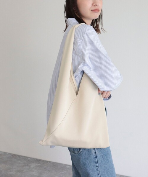 fredy emue（フレディエミュ）の「三角ニットバッグ（ショルダーバッグ・レディース・ブラック/キナリ・FREE）」の3枚目の写真