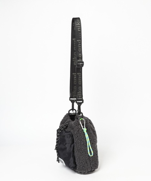 niko and...（ニコアンド）の「オリジナルポケット付きミニショルダーバッグ（ショルダーバッグ・レディース・その他1/ブラック/アイボリー・0）」の5枚目の写真