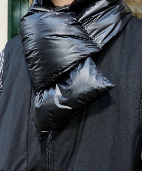 NANGA（ナンガ）の「NANGA / ナンガ PORTABLE LIGHT DOWN MUFFLER ポータブルライトダウンマフラー（マフラー・メンズ・モカ/ブラック/ベージュ・FREE）」の2枚目の写真