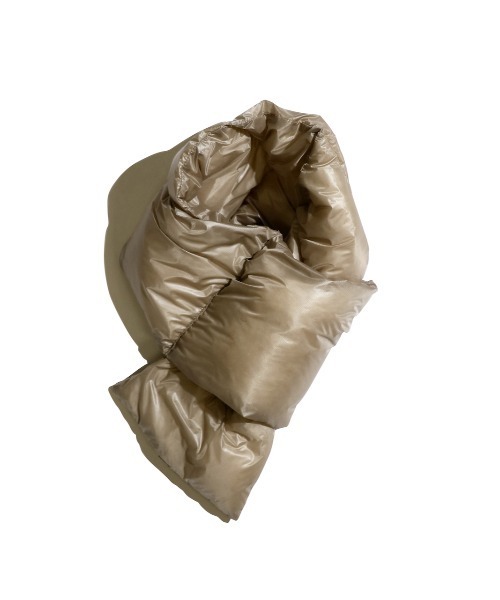 NANGA（ナンガ）の「NANGA / ナンガ PORTABLE LIGHT DOWN MUFFLER ポータブルライトダウンマフラー（マフラー・メンズ・モカ/ブラック/ベージュ・FREE）」の19枚目の写真