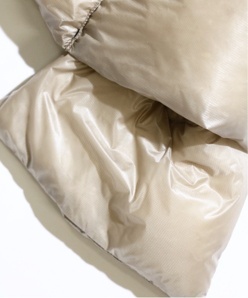 NANGA（ナンガ）の「NANGA / ナンガ PORTABLE LIGHT DOWN MUFFLER ポータブルライトダウンマフラー（マフラー・メンズ・モカ/ブラック/ベージュ・FREE）」の17枚目の写真