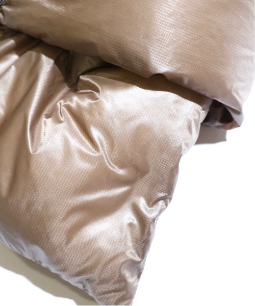 NANGA（ナンガ）の「NANGA / ナンガ PORTABLE LIGHT DOWN MUFFLER ポータブルライトダウンマフラー（マフラー・メンズ・モカ/ブラック/ベージュ・FREE）」の13枚目の写真