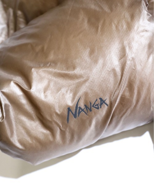 NANGA（ナンガ）の「NANGA / ナンガ PORTABLE LIGHT DOWN MUFFLER ポータブルライトダウンマフラー（マフラー・メンズ・モカ/ブラック/ベージュ・FREE）」の11枚目の写真