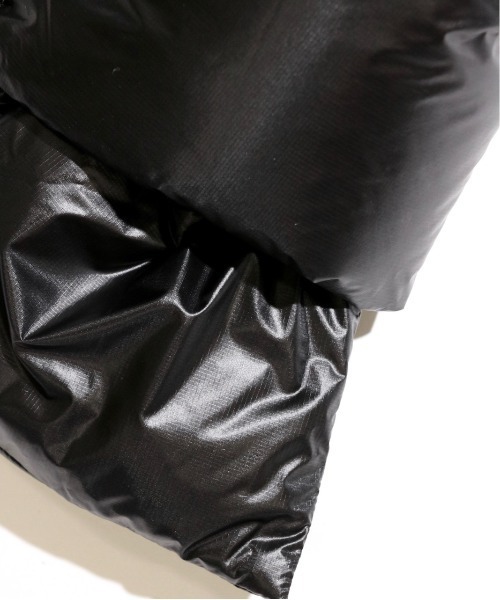 NANGA（ナンガ）の「NANGA / ナンガ PORTABLE LIGHT DOWN MUFFLER ポータブルライトダウンマフラー（マフラー・メンズ・モカ/ブラック/ベージュ・FREE）」の9枚目の写真