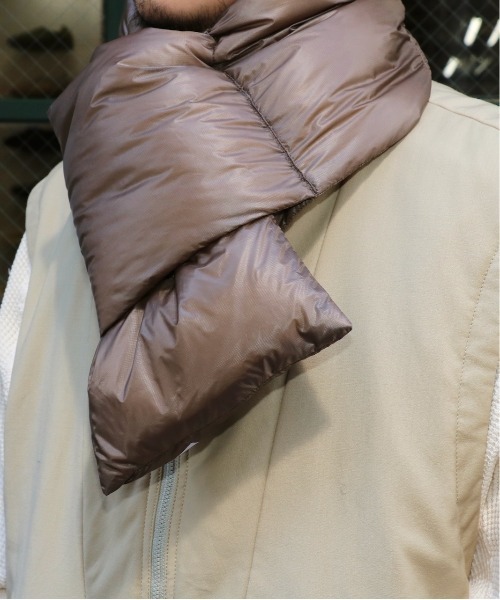 NANGA（ナンガ）の「NANGA / ナンガ PORTABLE LIGHT DOWN MUFFLER ポータブルライトダウンマフラー（マフラー・メンズ・モカ/ブラック/ベージュ・FREE）」の5枚目の写真