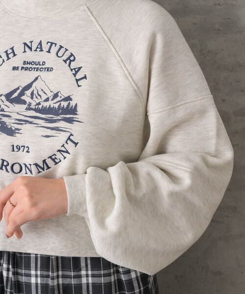 RETRO GIRL(レトロガール)の「裏起毛ショート刺繍トレーナー(スウェット・レディース・ナチュラル/ダークブラウン/ダークブルー・FREE)」の13枚目の写真