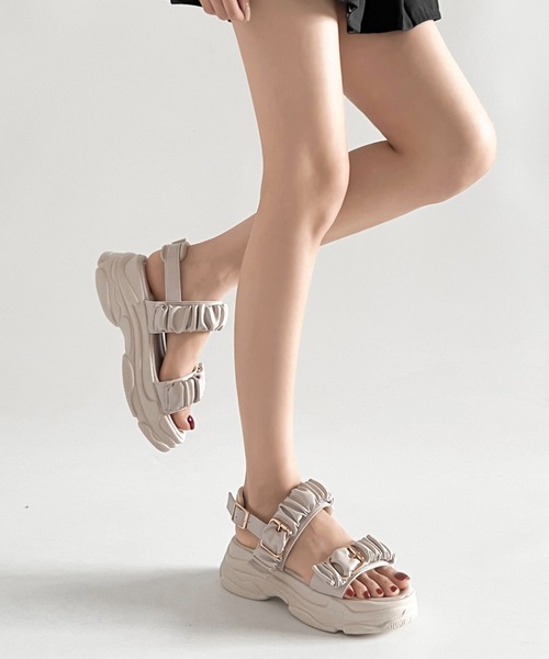 Shoes in Closet(シューズインクローゼット)の「+6.5㎝ 軽量 厚底 ギャザーベルト バックル スポーツ サンダル 6294(サンダル・レディース・ブラック×ブラック/アイボリー/グレー系/ピンク・XS/3L/M/L/LL/S)」の16枚目の写真