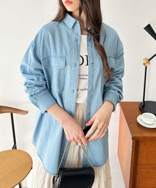 GeeRA(ジーラ)の「オーバーサイズデニムシャツ(シャツ/ブラウス・レディース・ライトブルー/ネイビー・MEDIUM/LARGE)」の2枚目の写真