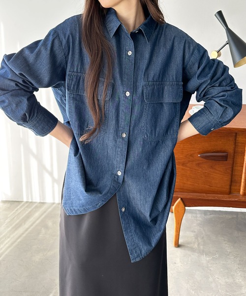 GeeRA(ジーラ)の「オーバーサイズデニムシャツ(シャツ/ブラウス・レディース・ライトブルー/ネイビー・MEDIUM/LARGE)」の9枚目の写真