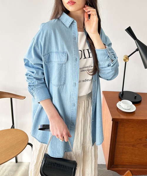 GeeRA(ジーラ)の「オーバーサイズデニムシャツ(シャツ/ブラウス・レディース・ライトブルー/ネイビー・MEDIUM/LARGE)」の4枚目の写真