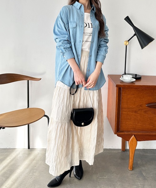 GeeRA(ジーラ)の「オーバーサイズデニムシャツ(シャツ/ブラウス・レディース・ライトブルー/ネイビー・MEDIUM/LARGE)」の6枚目の写真