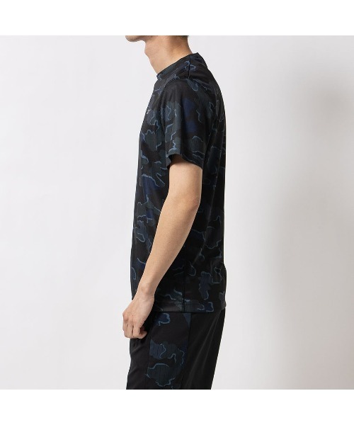 Reebok（リーボック）の「トレイン モーション カモ テック Tシャツ / TRAIN MOTION CAMO TECHTEE（Tシャツ/カットソー・メンズ・ブラック×ブルー/ブラック/アッシュ・LARGE/MEDIUM/SMALL/XX-LARGE/X-LARGE）」の4枚目の写真