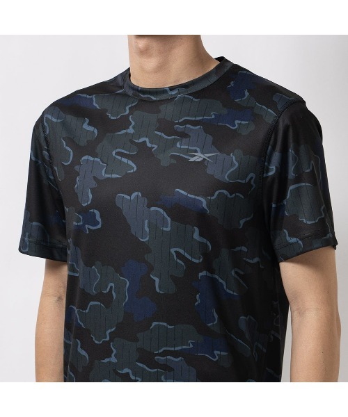 Reebok（リーボック）の「トレイン モーション カモ テック Tシャツ / TRAIN MOTION CAMO TECHTEE（Tシャツ/カットソー・メンズ・ブラック×ブルー/ブラック/アッシュ・LARGE/MEDIUM/SMALL/XX-LARGE/X-LARGE）」の6枚目の写真