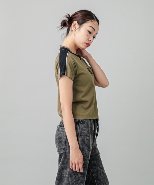 X-girl（エックスガール）の「CONTRAST STRIPE S/S BABY TEE（Tシャツ/カットソー・レディース・オリーブ/ホワイト/チャコール・S/M）」の16枚目の写真