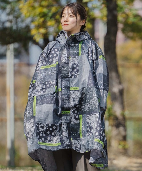KiU(キウ)の「キウニュースタンダードレインポンチョ(レインコート/ポンチョ・レディース・ブラック×ライム/ブルー系その他/カラフル/ベージュ系その他/レッド系その他/ホワイト×ブルー/ブラック系その他2/グレー系その他/ブラック系その他/ブラック系その他3/ベージュ系その他2・FREE)」の4枚目の写真