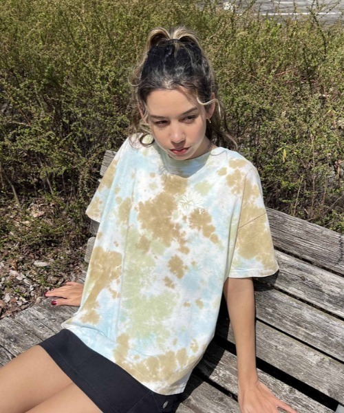 ROXY（ロキシー）の「PAPER MOON/ロキシー総柄半袖バックプリントTシャツ（Tシャツ/カットソー・レディース・マルチ/イエロー/ブラック・SMALL/LARGE/MEDIUM）」の3枚目の写真