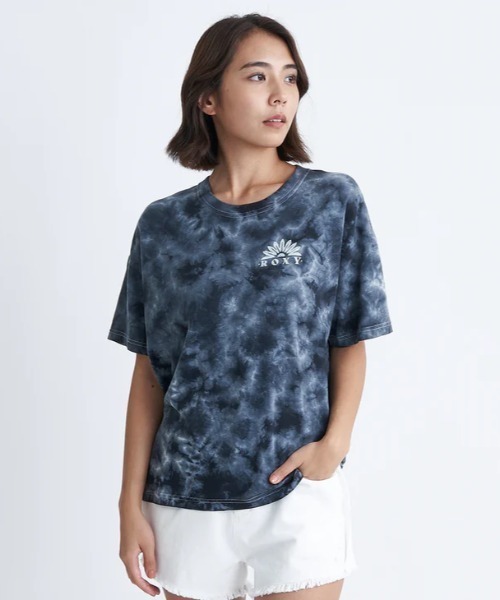 ROXY（ロキシー）の「PAPER MOON/ロキシー総柄半袖バックプリントTシャツ（Tシャツ/カットソー・レディース・マルチ/イエロー/ブラック・SMALL/LARGE/MEDIUM）」の2枚目の写真