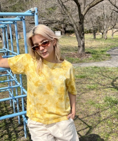 ROXY（ロキシー）の「PAPER MOON/ロキシー総柄半袖バックプリントTシャツ（Tシャツ/カットソー・レディース・マルチ/イエロー/ブラック・SMALL/LARGE/MEDIUM）」の8枚目の写真