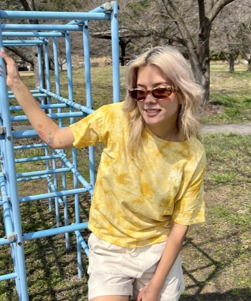 ROXY（ロキシー）の「PAPER MOON/ロキシー総柄半袖バックプリントTシャツ（Tシャツ/カットソー・レディース・マルチ/イエロー/ブラック・SMALL/LARGE/MEDIUM）」の11枚目の写真