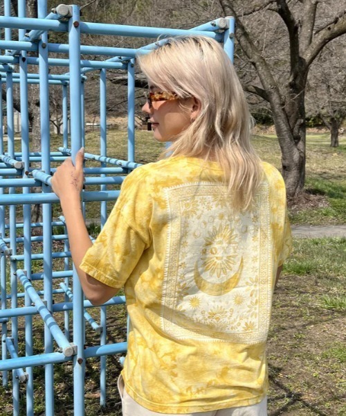 ROXY（ロキシー）の「PAPER MOON/ロキシー総柄半袖バックプリントTシャツ（Tシャツ/カットソー・レディース・マルチ/イエロー/ブラック・SMALL/LARGE/MEDIUM）」の12枚目の写真