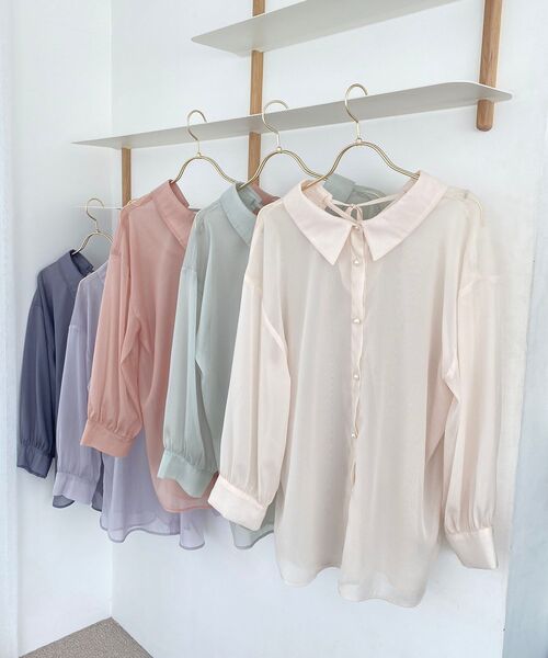 MAJESTIC LEGON（マジェスティックレゴン）の「バックレースアップパールシアーシャツ（シャツ/ブラウス・レディース・アイボリー/ピンクベージュ/ライトブルー/チャコールグレー/ライトグリーン・MEDIUM）」の2枚目の写真